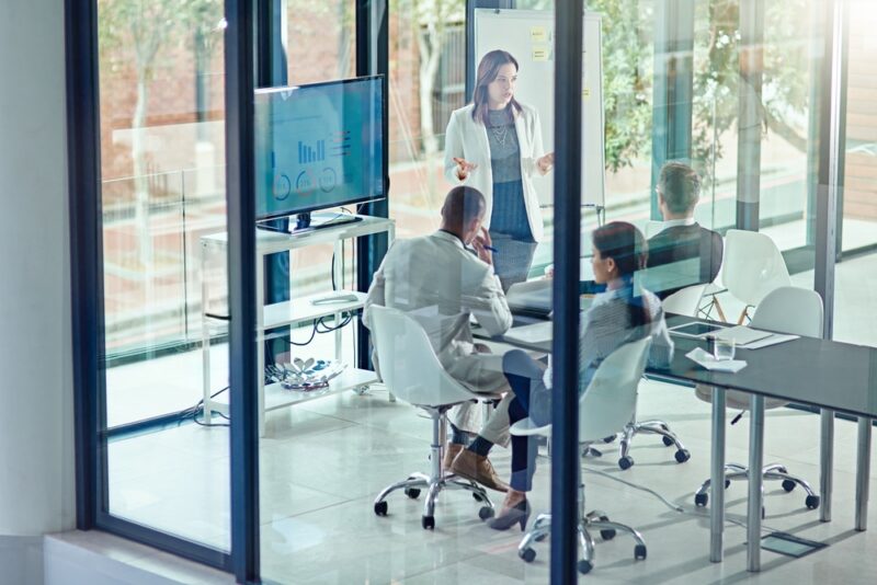 Private equity vstupuje do poradenských firem – generační výměna a AI urychlují konsolidaci trhu