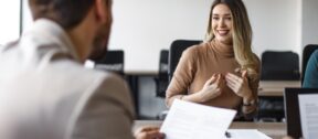 Firmy omezují nábor absolventů. Polovina kvůli ekonomické nejistotě nebo nákladům, každá šestá kvůli AI