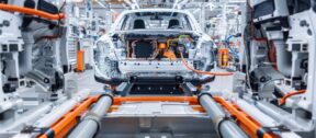 Automotive ztrácí přízeň investorů, přesto počet fúzí a akvizic roste